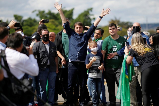 Brazil vượt 360.000 ca Covid-19, Tổng thống xuống đường ăn uống, biểu tình - 1