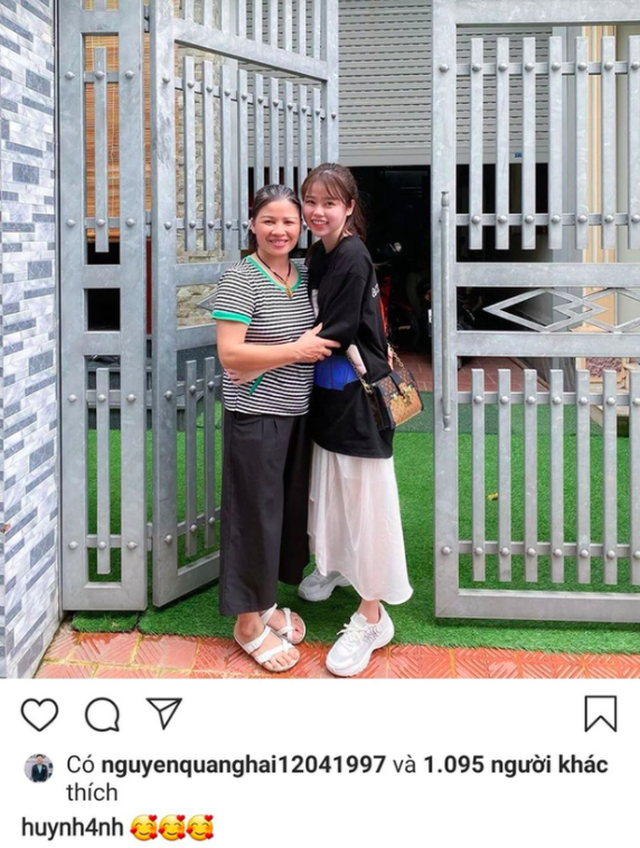 Bạn gái mới khoe ảnh ôm mẹ Quang Hải, fans xôn xao về màn ra mắt - 1