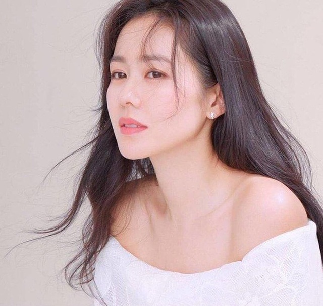Son Ye Jin “qua mặt” Song Hye Kyo, trở thành Người phụ nữ đẹp nhất thế giới - 4