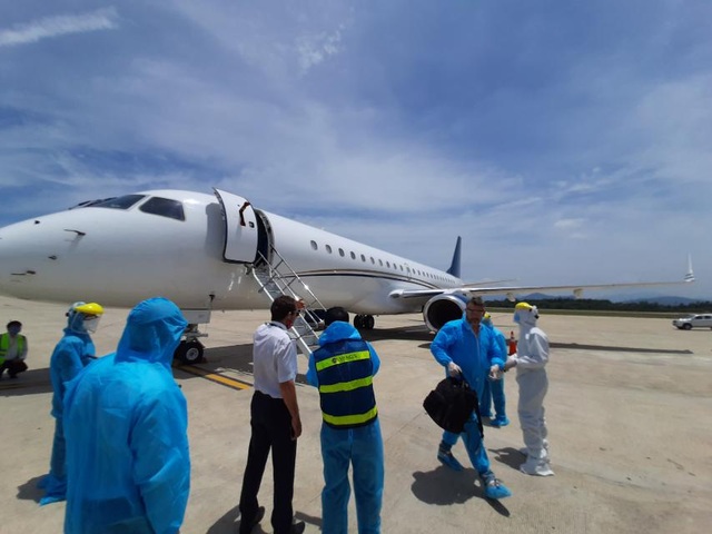 Hòa Phát bao trọn gói chuyến bay đưa 15 chuyên gia đến Dung Quất - 1