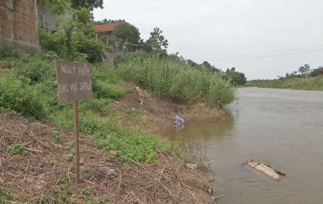 Ngôi đền nghìn năm tuổi ở Hà Nội đối diện nguy cơ bị cuốn trôi - 7 Ngôi đền nghìn năm tuổi ở Hà Nội đối diện nguy cơ bị cuốn trôi - 7