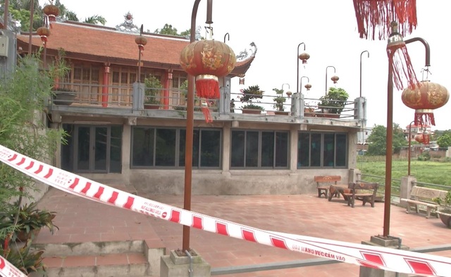 Ngôi đền nghìn năm tuổi ở Hà Nội đối diện nguy cơ bị cuốn trôi - 1 Ngôi đền nghìn năm tuổi ở Hà Nội đối diện nguy cơ bị cuốn trôi - 1