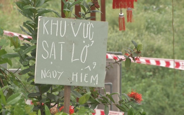 Ngôi đền nghìn năm tuổi ở Hà Nội đối diện nguy cơ bị cuốn trôi - 3 Ngôi đền nghìn năm tuổi ở Hà Nội đối diện nguy cơ bị cuốn trôi - 3
