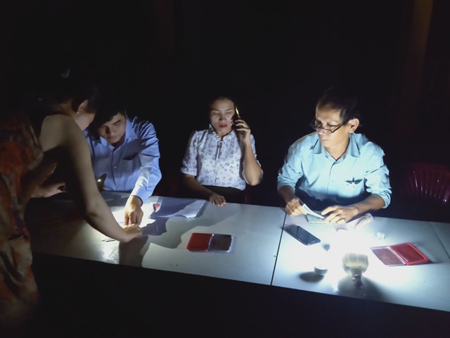 Thừa Thiên Huế: Cán bộ xã làm việc ban đêm phục vụ chi gói 62.000 tỷ đồng - 1 Thừa Thiên Huế: Cán bộ xã làm việc ban đêm phục vụ chi gói 62.000 tỷ đồng - 1