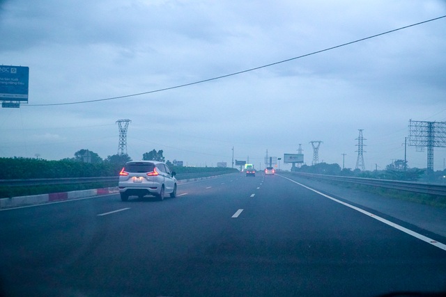 Khói mù mịt trên cao tốc Hà Nội - Ninh Bình - 7 Khói mù mịt trên cao tốc Hà Nội - Ninh Bình - 7