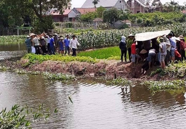 Hai cháu bé 2 tuổi chết đuối thương tâm dưới sông cạnh nhà - 1 Hai cháu bé 2 tuổi chết đuối thương tâm dưới sông cạnh nhà - 1
