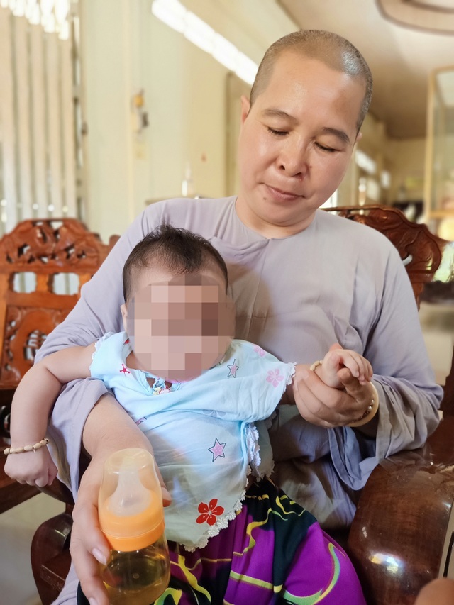 Bé gái 3 tháng tuổi bị bỏ trước cổng chùa, nhờ sư cô nuôi dưỡng - 2 Bé gái 3 tháng tuổi bị bỏ trước cổng chùa, nhờ sư cô nuôi dưỡng - 2