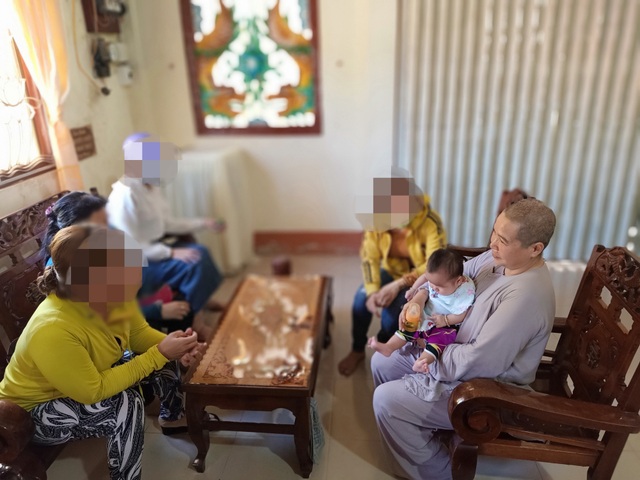 Bé gái 3 tháng tuổi bị bỏ trước cổng chùa, nhờ sư cô nuôi dưỡng - 4 Bé gái 3 tháng tuổi bị bỏ trước cổng chùa, nhờ sư cô nuôi dưỡng - 4