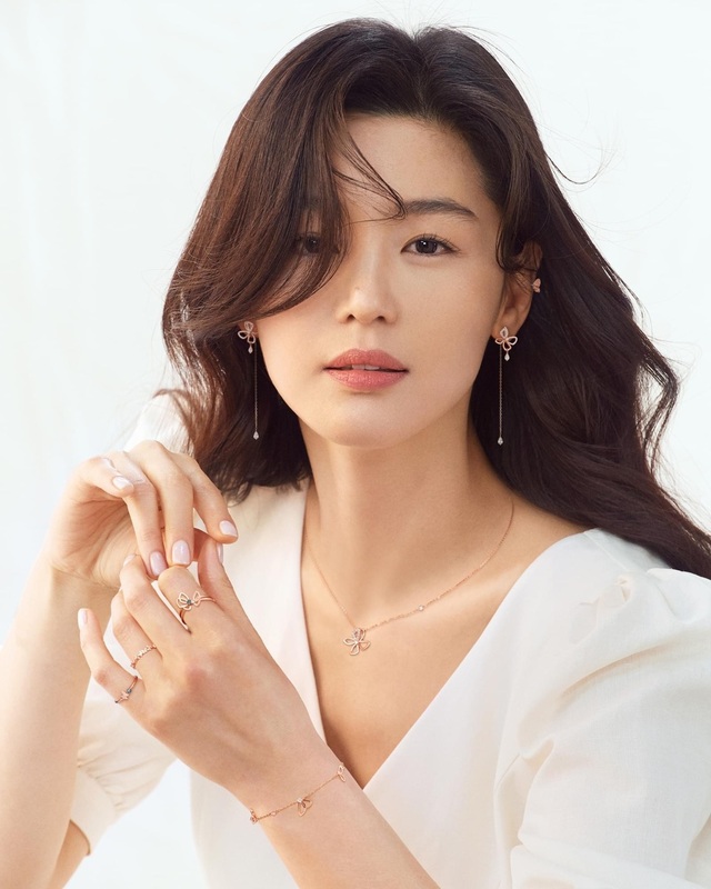 Gần 40 tuổi, “mợ chảnh” Jeon Ji Hyun vẫn đẹp xuất sắc! - 5 Gần 40 tuổi, “mợ chảnh” Jeon Ji Hyun vẫn đẹp xuất sắc! - 5