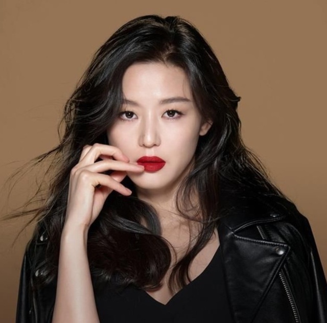 Gần 40 tuổi, “mợ chảnh” Jeon Ji Hyun vẫn đẹp xuất sắc! - 14 Gần 40 tuổi, “mợ chảnh” Jeon Ji Hyun vẫn đẹp xuất sắc! - 14
