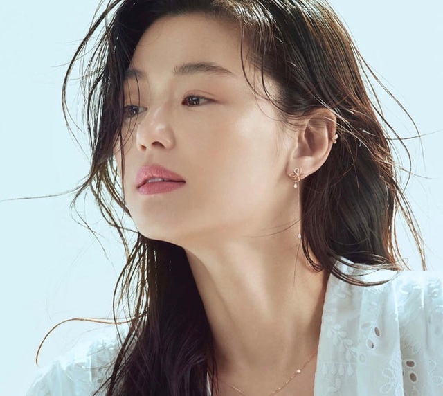 Gần 40 tuổi, “mợ chảnh” Jeon Ji Hyun vẫn đẹp xuất sắc! - 4 Gần 40 tuổi, “mợ chảnh” Jeon Ji Hyun vẫn đẹp xuất sắc! - 4