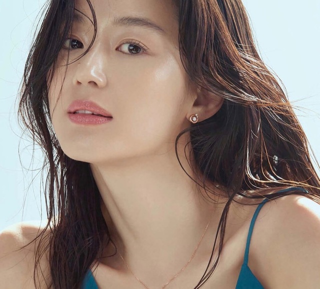 Gần 40 tuổi, “mợ chảnh” Jeon Ji Hyun vẫn đẹp xuất sắc! - 1