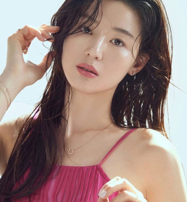 Gần 40 tuổi, “mợ chảnh” Jeon Ji Hyun vẫn đẹp xuất sắc! - 2 Gần 40 tuổi, “mợ chảnh” Jeon Ji Hyun vẫn đẹp xuất sắc! - 2
