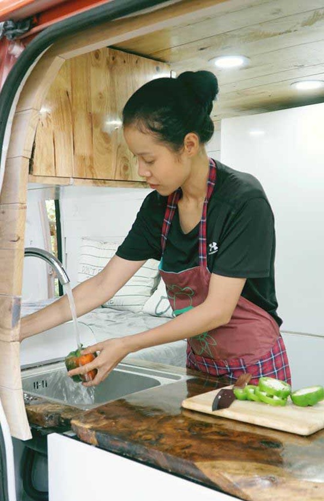 Mê xê dịch, cặp vợ chồng trẻ mua ô tô làm thành nhà di động - 3 Mê xê dịch, cặp vợ chồng trẻ mua ô tô làm thành nhà di động - 3