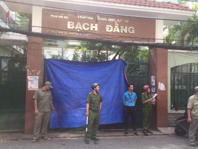 Vụ cây phượng bật gốc trong sân trường: 1 học sinh đã tử vong - 4 Vụ cây phượng bật gốc trong sân trường: 1 học sinh đã tử vong - 4