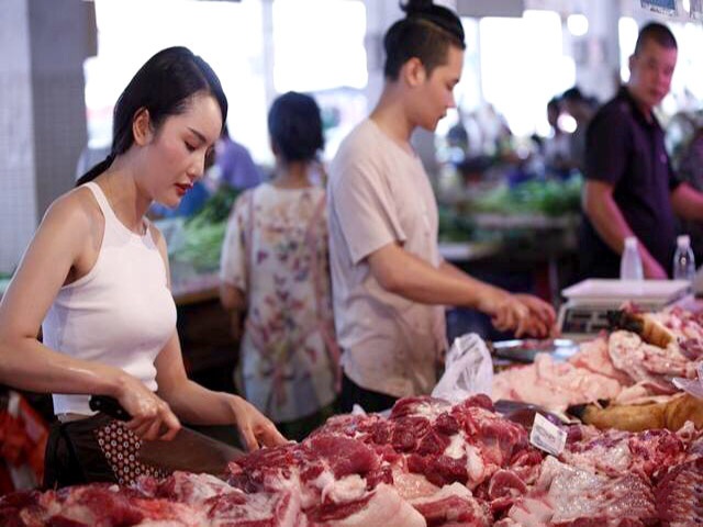 Giá thịt lợn bị thổi lên gần 300.000 đồng/kg, người dân sợ, tiểu thương khóc ròng - 1