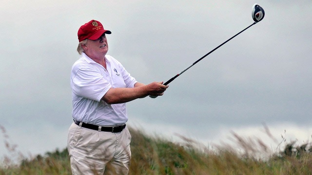 Gần 100.000 người chết vì Covid-19, ông Trump phản pháo chỉ trích chơi golf - 1
