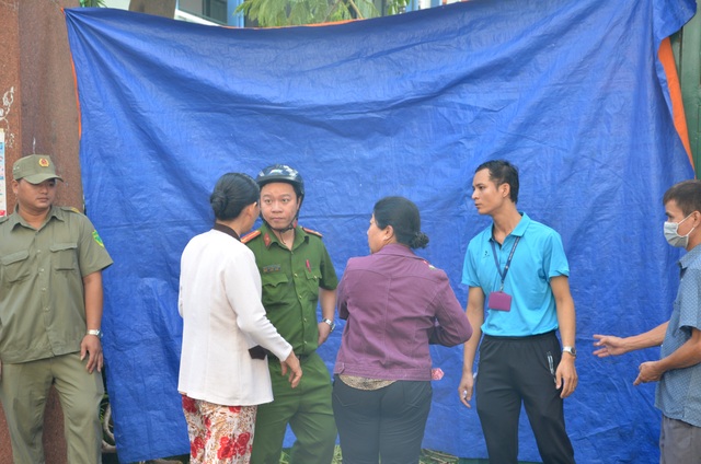 Vụ cây phượng đổ đè 13 học sinh: Phụ huynh rơi nước mắt ngóng con - 1 Vụ cây phượng đổ đè 13 học sinh: Phụ huynh rơi nước mắt ngóng con - 1