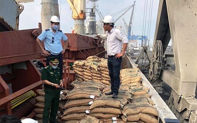Cục Hải quan Thanh Hóa thu giữ hàng chục tấn gạo vận chuyển trái phép - 1 Cục Hải quan Thanh Hóa thu giữ hàng chục tấn gạo vận chuyển trái phép - 1