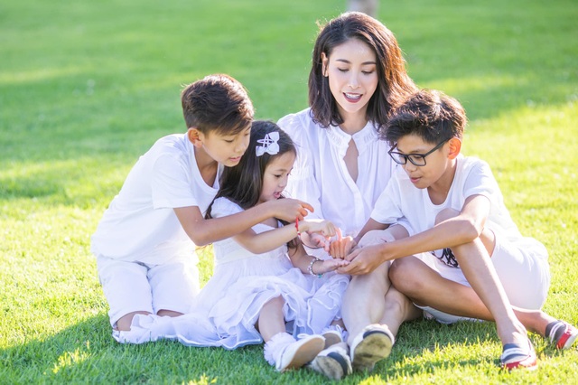 Hoa hậu Hà Kiều Anh bên 3 con đẹp như thiên thần - 2 Hoa hậu Hà Kiều Anh bên 3 con đẹp như thiên thần - 2