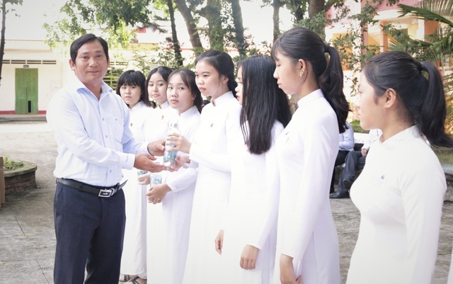 ĐH Kiên Giang tặng hơn 1.000 chai thủy tinh đựng nước cho học sinh Phú Quốc - 1 ĐH Kiên Giang tặng hơn 1.000 chai thủy tinh đựng nước cho học sinh Phú Quốc - 1