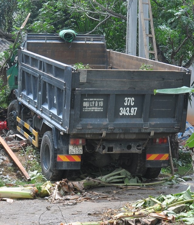 Xe tải lao vào nhà dân, 2 cháu nhỏ thoát chết trong gang tấc - 2 Xe tải lao vào nhà dân, 2 cháu nhỏ thoát chết trong gang tấc - 2