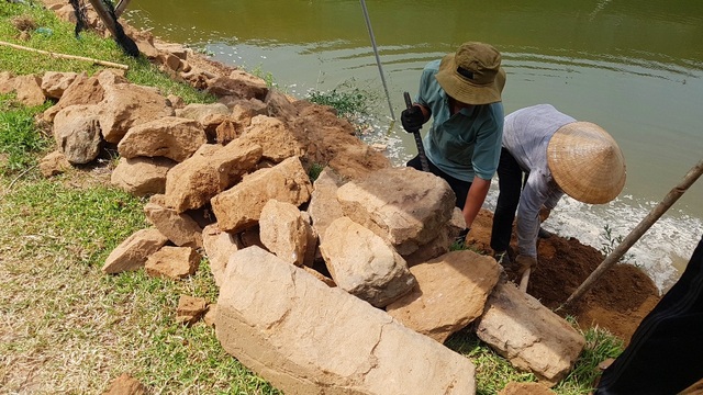 Thí điểm tu bổ bờ kè cổ 200 năm trước mặt Kinh thành Huế  - 4