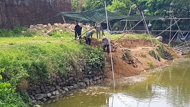 Thí điểm tu bổ bờ kè cổ 200 năm trước mặt Kinh thành Huế - 2