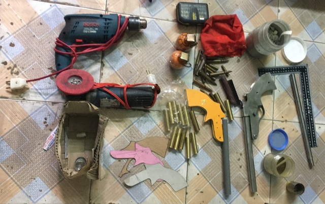 Đối tượng trốn truy nã mở xưởng chế tạo... súng - 1 Đối tượng trốn truy nã mở xưởng chế tạo... súng - 1