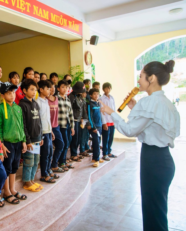 Di Khả Hân tặng quà cho các học sinh dân tộc - 4 Di Khả Hân tặng quà cho các học sinh dân tộc - 4