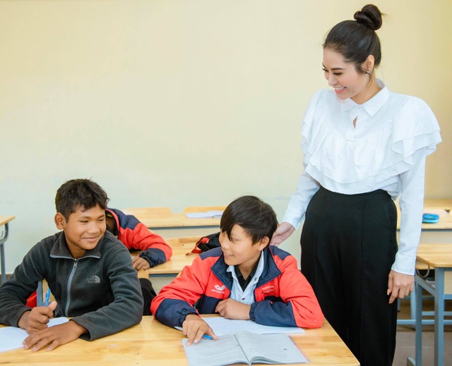 Di Khả Hân tặng quà cho các học sinh dân tộc - 5 Di Khả Hân tặng quà cho các học sinh dân tộc - 5
