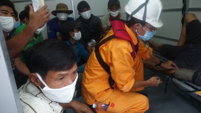 Tàu đâm vào đá chìm trên biển, 13 ngư dân may mắn được cứu sống - 4 Tàu đâm vào đá chìm trên biển, 13 ngư dân may mắn được cứu sống - 4