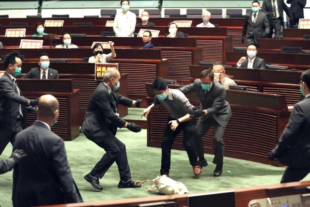Nghị sĩ Hong Kong ném rau củ thối khi tranh luận dự luật quốc ca Trung Quốc - 1