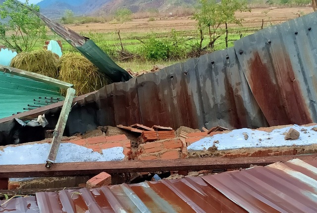 Trận mưa đầu mùa kèm lốc xoáy kéo sập cả trăm căn nhà - 1 Trận mưa đầu mùa kèm lốc xoáy kéo sập cả trăm căn nhà - 1