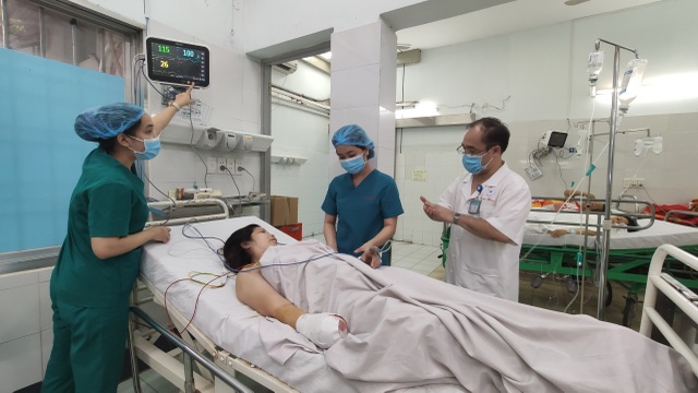 Bác sĩ dùng cưa sắt giải cứu bàn tay bị máy xay thịt nuốt chửng - 4 Bác sĩ dùng cưa sắt giải cứu bàn tay bị máy xay thịt nuốt chửng - 4