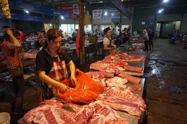 Giảm lượng nhập 1 nửa, thịt lợn vẫn ế phải xả cho nhà hàng - 3 Giảm lượng nhập 1 nửa, thịt lợn vẫn ế phải xả cho nhà hàng - 3