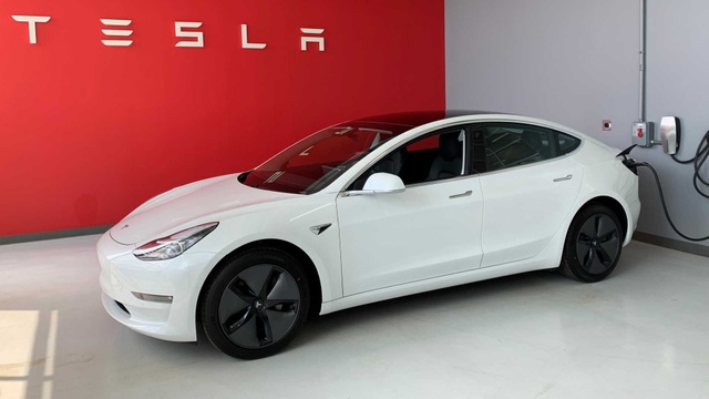 Không chịu nổi cảnh ế ẩm vì dịch Covid-19, Tesla bắt đầu giảm giá xe - 1