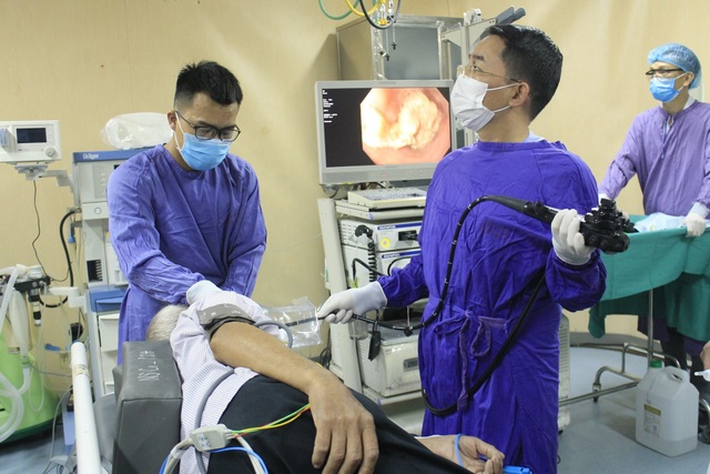 Nhờ hóc thịt ngan, người đàn ông phát hiện kịp thời ung thư thực quản - 2 Nhờ hóc thịt ngan, người đàn ông phát hiện kịp thời ung thư thực quản - 2