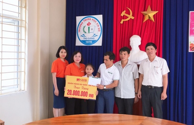 Bé gái 12 tuổi cùng lúc mất mẹ và em được bạn đọc Dân trí tiếp tục giúp đỡ - 2 Bé gái 12 tuổi cùng lúc mất mẹ và em được bạn đọc Dân trí tiếp tục giúp đỡ - 2