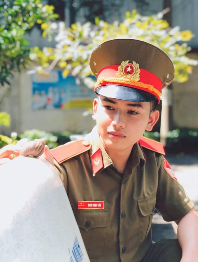 Nam sinh sư phạm mặc quân phục gây ấn tượng - 1 Nam sinh sư phạm mặc quân phục gây ấn tượng - 1