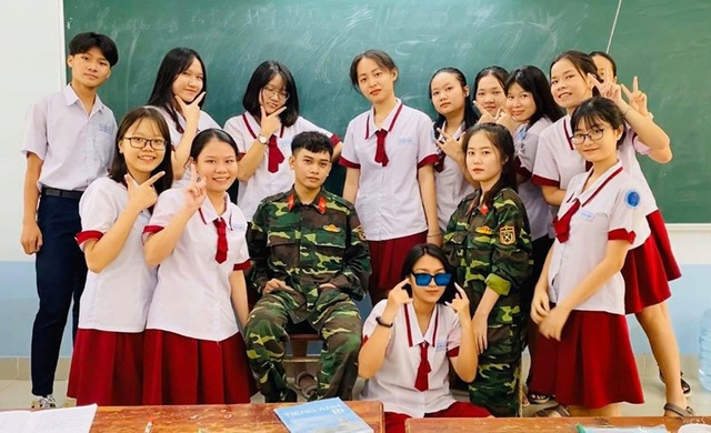 Nam sinh sư phạm mặc quân phục gây ấn tượng - 2 Nam sinh sư phạm mặc quân phục gây ấn tượng - 2