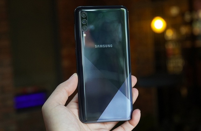 Điện thoại Samsung giảm nửa giá sau một năm - 3