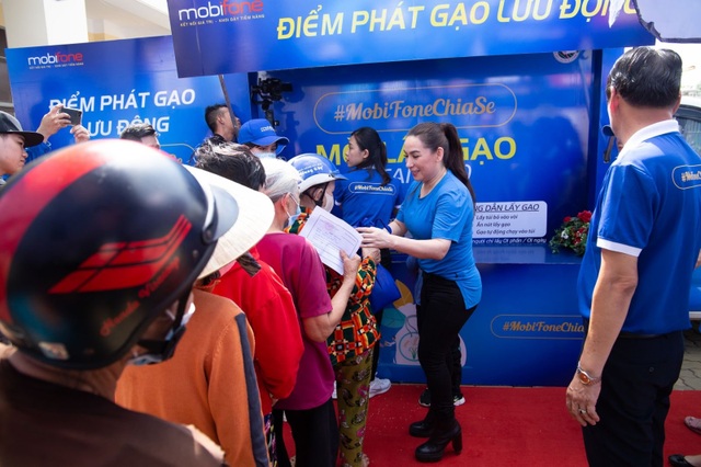 Mobifone tổ chức atm gạo lưu động, tặng gói cước tại TP.HCM - 3 Mobifone tổ chức atm gạo lưu động, tặng gói cước tại TP.HCM - 3