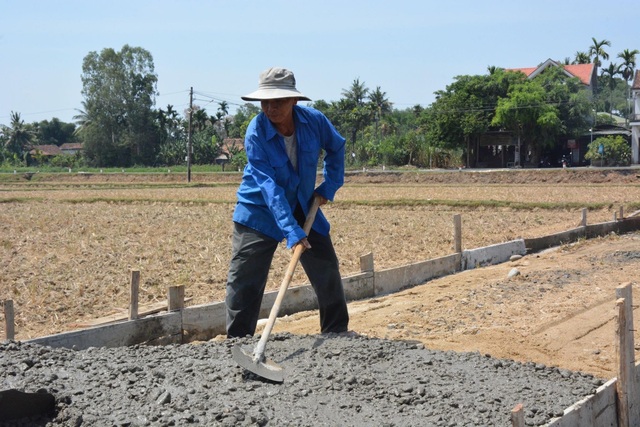 Lão nông 70 tuổi góp 160 triệu làm đường khiến cả xóm sững sờ - 2 Lão nông 70 tuổi góp 160 triệu làm đường khiến cả xóm sững sờ - 2
