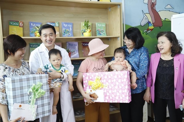 Phó Chủ tịch nước Đặng Thị Ngọc Thịnh tặng quà bệnh nhi ung thư - 2 Phó Chủ tịch nước Đặng Thị Ngọc Thịnh tặng quà bệnh nhi ung thư - 2