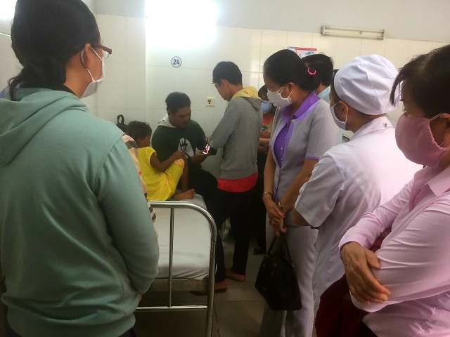 Nhiều người đến bệnh viện thăm bé gái 6 tuổi bị cha bạo hành - 1 Nhiều người đến bệnh viện thăm bé gái 6 tuổi bị cha bạo hành - 1