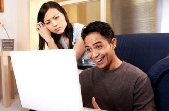 Chồng đi làm về là ôm máy tính thay vì ôm vợ: 6 cách giúp bạn giải tỏa ức chế - 1 Chồng đi làm về là ôm máy tính thay vì ôm vợ: 6 cách giúp bạn giải tỏa ức chế - 1