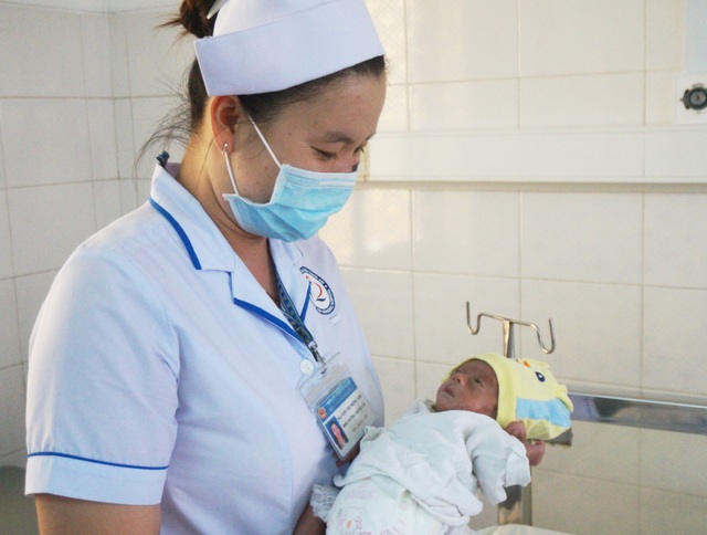 Tìm người nhận nuôi bé gái sinh non bị bỏ rơi tại bệnh viện - 1 Tìm người nhận nuôi bé gái sinh non bị bỏ rơi tại bệnh viện - 1
