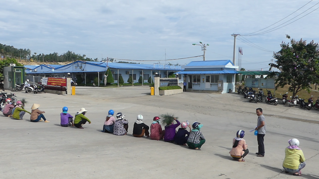 Bức xúc vì mùi khét, người dân lại chặn cổng Hòa Phát Dung Quất - 1