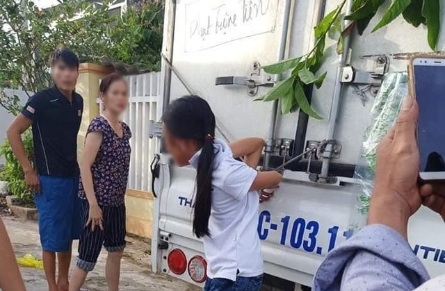 Công an vào cuộc vụ bé gái 12 tuổi bị cột chân, trói tay vào thùng xe tải - 1 Công an vào cuộc vụ bé gái 12 tuổi bị cột chân, trói tay vào thùng xe tải - 1